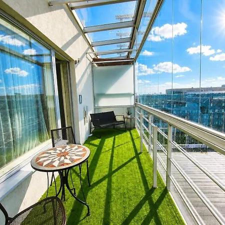 With A View Of The Old Town, Large Balcony, 2br *